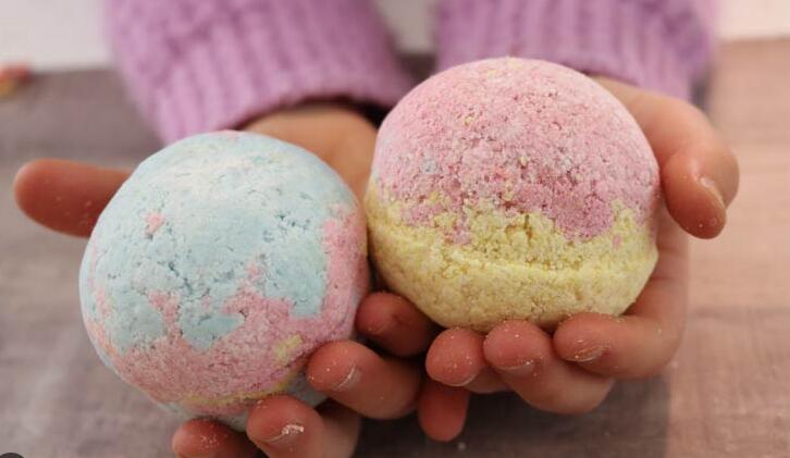 Why have homemade bath bombs become so popular among consumers in recent years?
